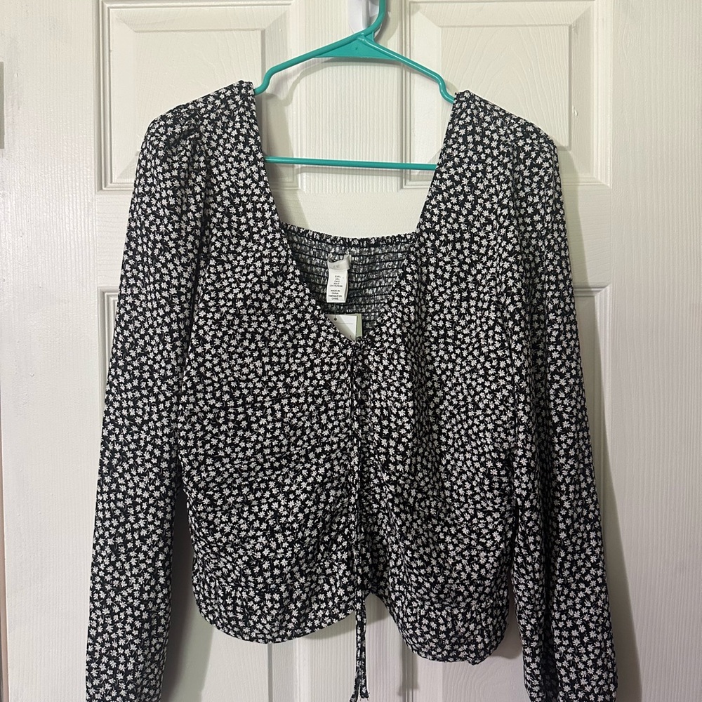 H&M Black and White Long Sleeve Ruched Blouse
